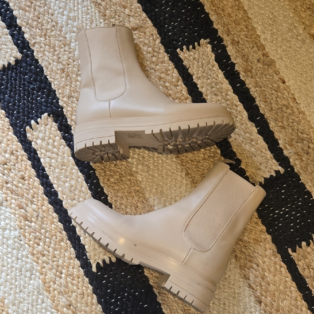 Gianvito Rossi Chester Light Beige Chelsea Boots, Leather, Sz7, Quiet Luxury